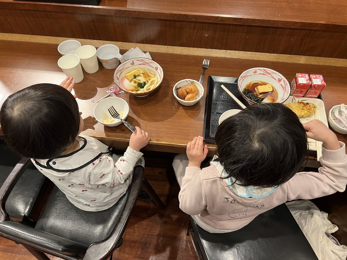 お腹すいたので、長男背負ってこの子達と丸亀製麺に行った。座る暇がなかった😅

うどん2人分取り分けて、しゃがんでうどん拾って、机にこぼれた出汁とうどん拭いて、うどんを子どものひとくちサイズにカットして、りんごジュース溢さないように持って、終わった食器は返却口に少しずつ戻して…