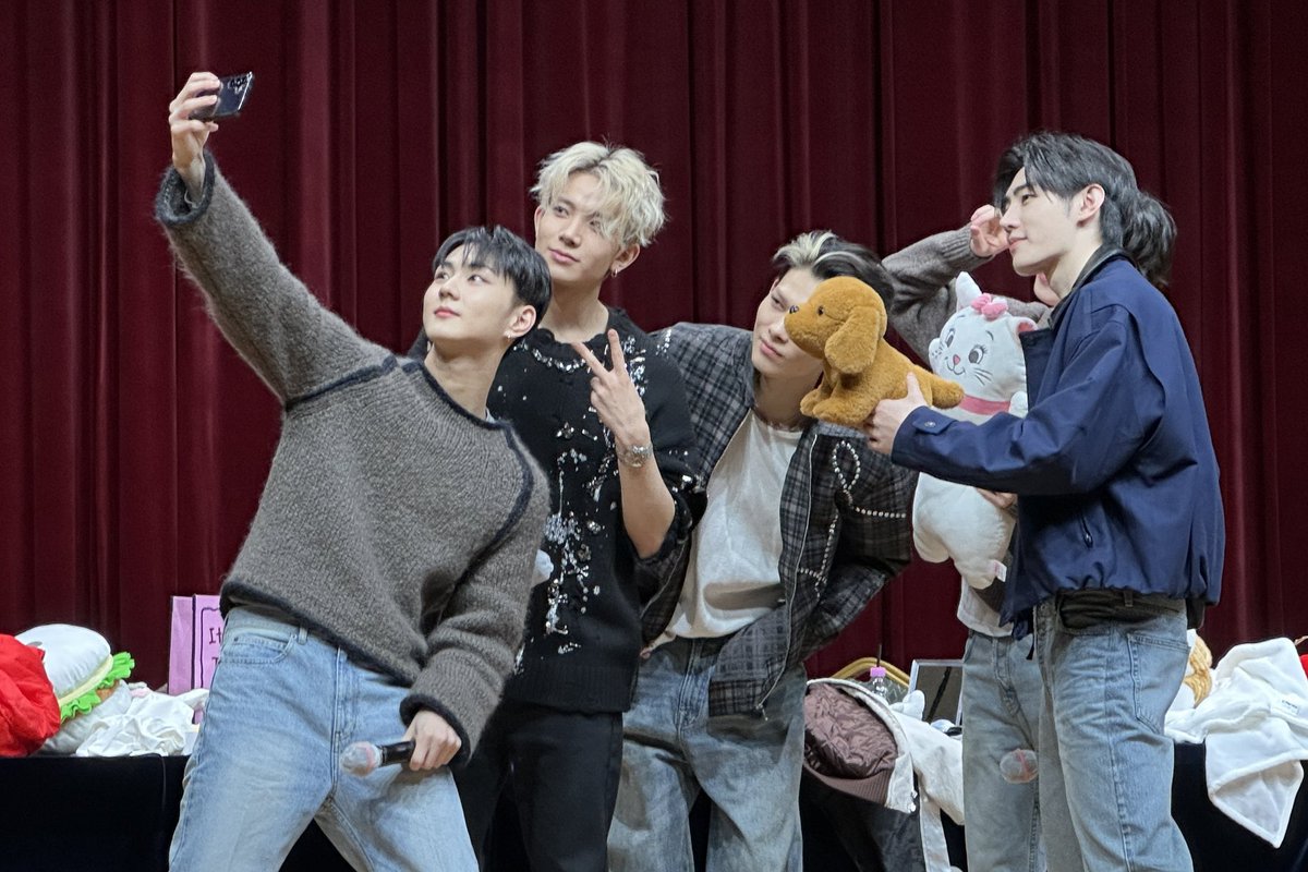 ENHYPEN SELCA WITH JAY and JAKE AS PLUSHIES 😭🤍

NEVER SEPARATE MY FAMILY 🥹