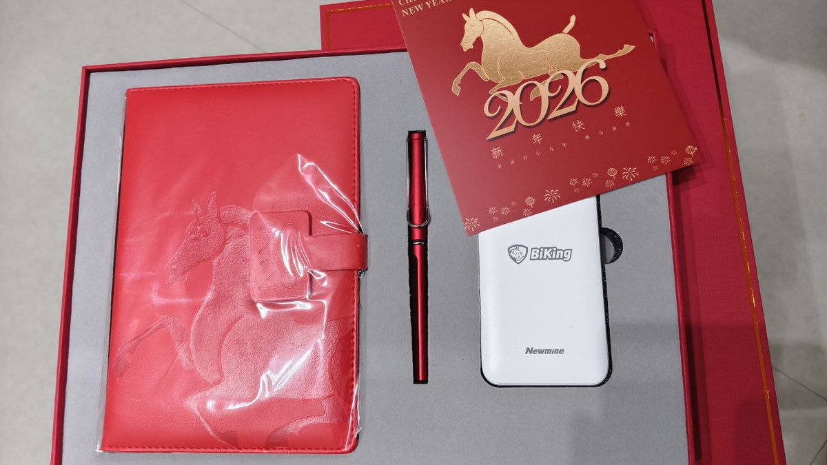 bihai996's tweet image. 收到 @BiKing_CN 的新年周边。

这就很有过年的仪式感了。
平时大家都在链上的虚拟世界里冲浪，年底能收到一份实实在在、拿在手里的心意，感觉确实挺踏实的。

谢谢这份挂念，礼物很精致。
提前祝大家新年胜旧年，万事顺遂。
#BiKing