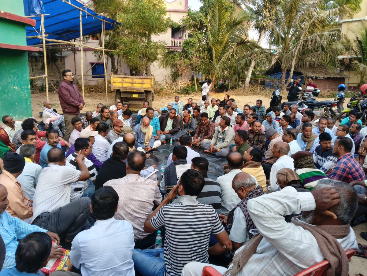 sudarsandasINC's tweet photo. ଜଳେଶ୍ୱରର ରାମ ନଗର ପାଟଣା କୋ-ଅପରେଟିବ ସୋସାଇଟି ସାମ୍ନାରେ ଚାଷୀଙ୍କ ମେଳି l
ଆଜି ପର୍ଯ୍ୟନ୍ତ ଧାନ ସେମାନଙ୍କର ଉଠିଲା ନାହିଁ l ଉପରିସ୍ଥ ଅଫିସର ଙ୍କ ପାଖରେ ଗୁହାରି କିଛି କାମ ଦେଲାନାହିଁ l ଏବେ ଆନ୍ଦୋଳନ ର ରାସ୍ତା ଧରିବେ ସେମାନେ l
ବ୍ଲକ ଅଫିସ ସାମ୍ନାରେ ଧାନ ବସ୍ତା ରଖି ସତ୍ୟାଗ୍ରହରେ ବସିବେ l ପ୍ରସ୍ତୁତି ବୈଠକରେ ଆଜି ଏହା ନିଷ୍ପତି ନେଲେ ଶହ ଶହ ଚାଷୀ l
ଚାଷୀ ଆନ୍ଦୋଳନ ଜିନ୍ଦାବାଦ l
#jaleswar