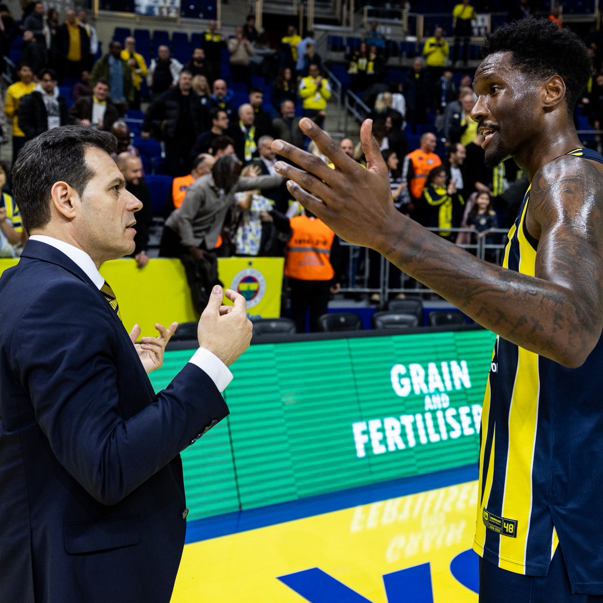👀 "Nigel gece gündüz ekstra çalışıyordu."

🎙️ Dimitris Itoudis, Nigel Hayes-Davis hakkında konuştu:

“Nigel özel biri. Büyük oyuncular kendilerini kendileri yaratırlar. Benimle çalışmaları belki onlara bir dokunuş yapmıştır ama asıl değişimi içlerinde yaşarlar. 

Nigel da o