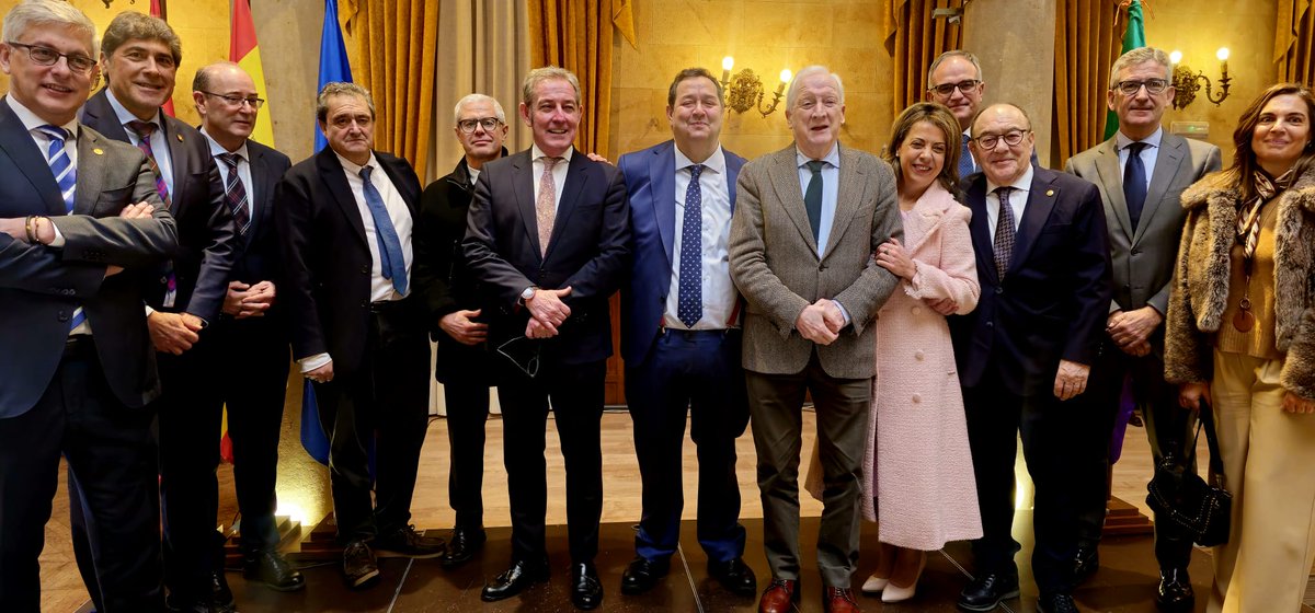 Nuestra enhorabuena a D. Benjamín Crespo, expresidente de <a href="/camsalamanca/">Cámara de Salamanca</a>, por la 🎖️Medalla de Oro de la Orden de <a href="/camarascomercio/">Cámara de España</a> recibida hoy en reconocimiento a su labor e implicación en el impulso del desarrollo económico de #Salamanca y #CyL.