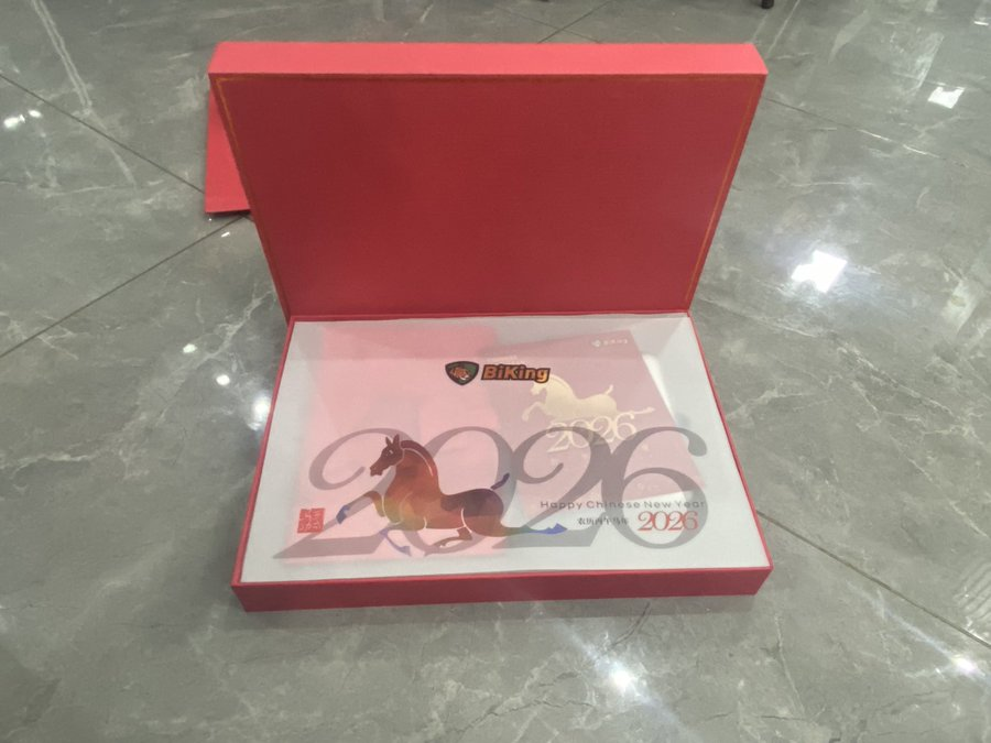 AlphaLab_Web3's tweet image. 在这个行业，最难得的其实是“被惦记”。

打开 @BiKing_CN 的新年礼盒，能感觉到那份踏实。 不需要什么豪言壮语，也不需要多贵重的包装，这份过年的心意到了，比什么都强。 谢了，这份情谊我都记在心里。 祝大家新的一年都稳稳当当的。

#BiKing #NewYear #Respect #Thanks