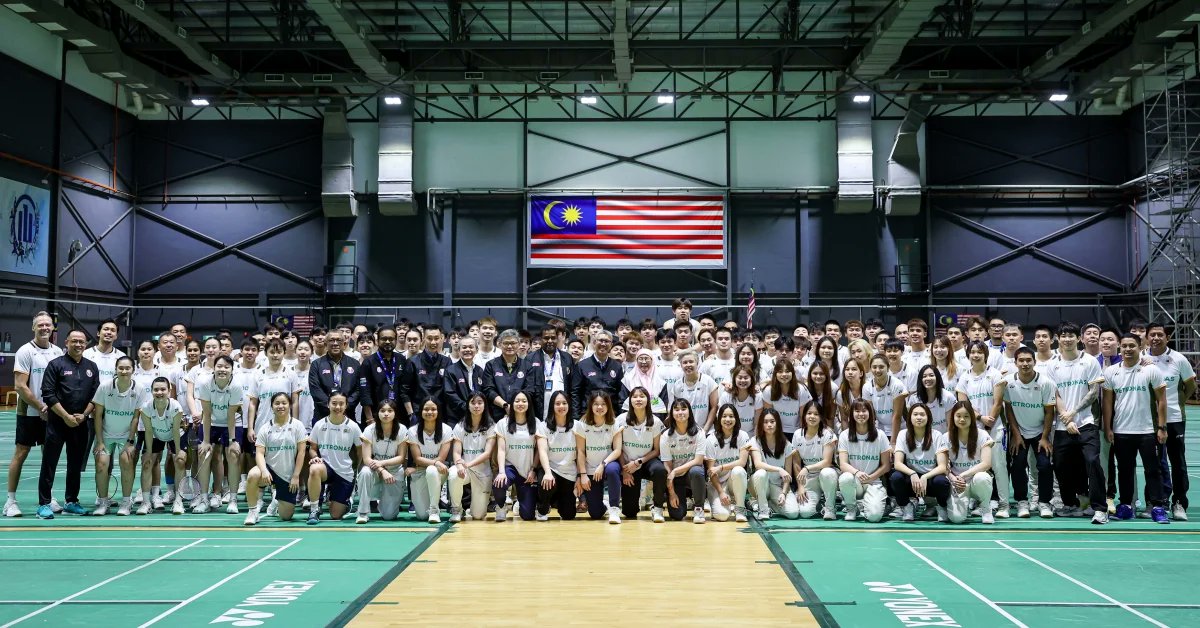Team Malaysia (BAM) family photo 🥰

Ps : Pearly Thinaah tak nampak sebab ada dalam hati saya 🩷