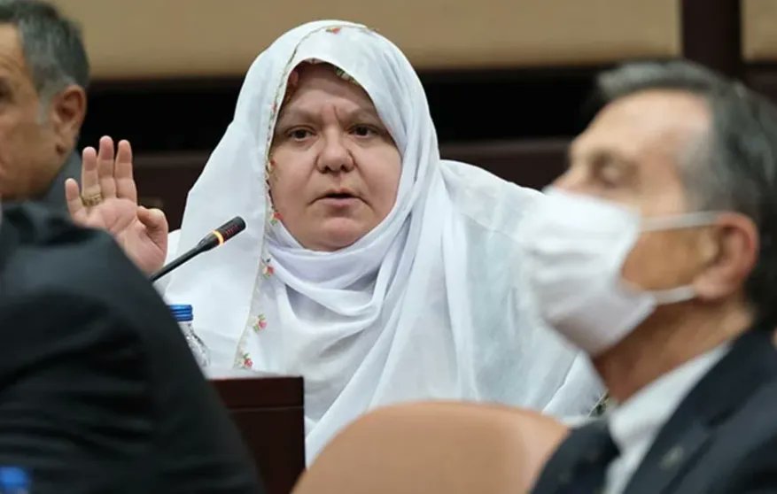 Bence şalvarı bırakıp, halkın doğayı koruma mücadelesine rağmen Zeybep hanımın Cengiz Holding'in maden projesine verdiği desteği konuşalım...
Cambaza bak tuzağına düsmeyelim.