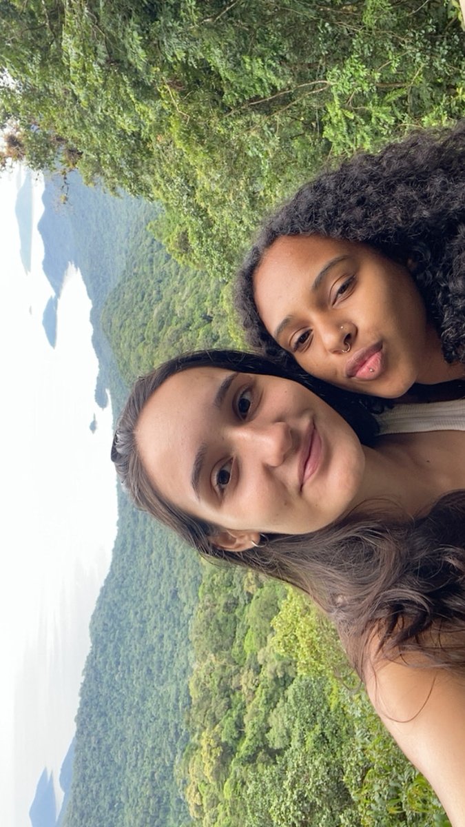 titoneli_gi's tweet photo. A cada um mês ela me enfia em um show do Luan Santana, e aí a cada um mês eu enfio ela em uma trilha no meio da mata atlântica 
Te amo amooooor https://t.co/dM4MokDMBx