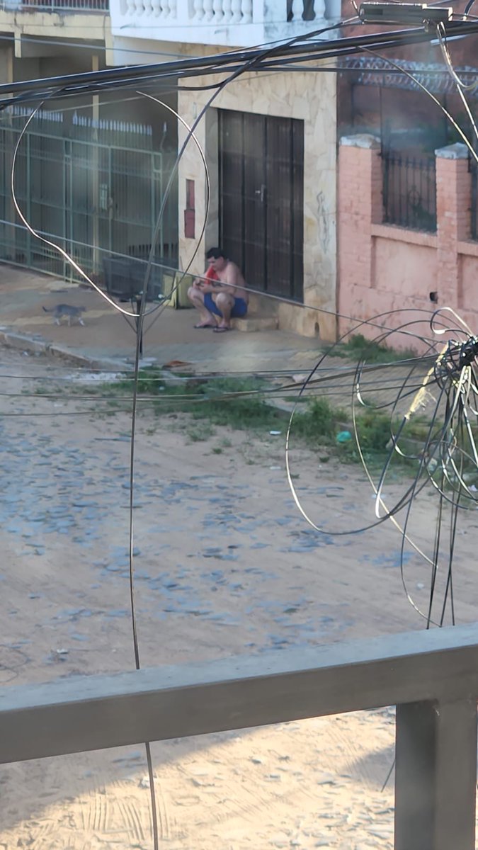 rauldoldan's tweet photo. @ANDEOficial @A_N_D_E_ esta imagen duele.. el pobre Sr. Llega de su trabajo a las 01am y esta sin energía eléctrica. Yo salí de mi casa a las 06:30 y el seguía así.. sin dormir ni descansar nada.. necesitamos solucion urgente por favor, hay personas de la 3era edad y criaturas.. https://t.co/HaIYqgZkEi