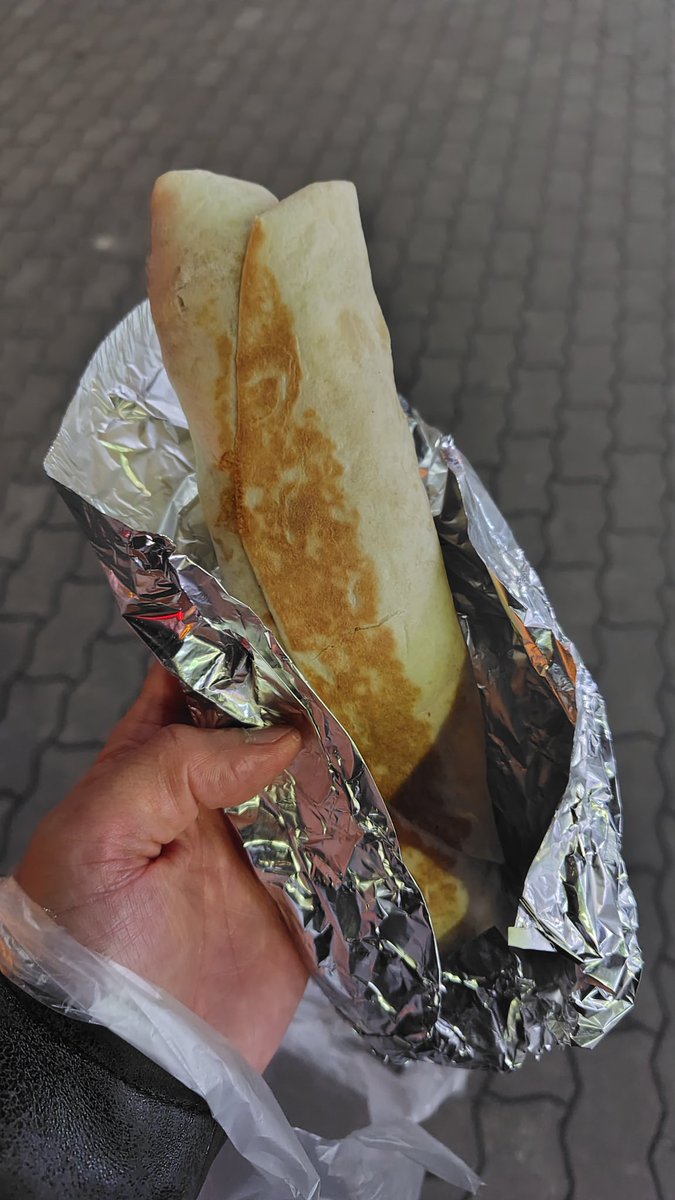 dekigawa's tweet photo. Mr.doner Halal kebab &amp; loaded fries
https://t.co/How1ti9cup

歌舞伎町を思い出してケバブ🥙食いたかったんだけど、売り切れてたのでファラフェル・ラップ。ファラフェルも美味いよー。#出来川ごはん

ファラフェルは出町柳にも店があって、思い出深い。

ケバブのダンス🎵 https://t.co/5oLx4yUwjA