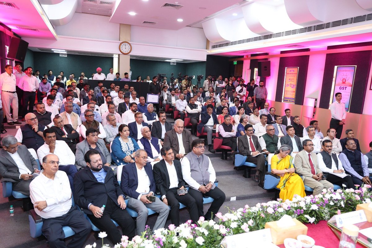 Shri Vivek Chaturvedi, Chairman, <a href="/cbic_india/">CBIC</a>, Shri Yogendra Garg, Member, CBIC along with Senior Officials held an interactive Post Budget session at New Custom House, Mumbai and appraised the trade and industry regarding the Customs reform measures and simplification of Customs