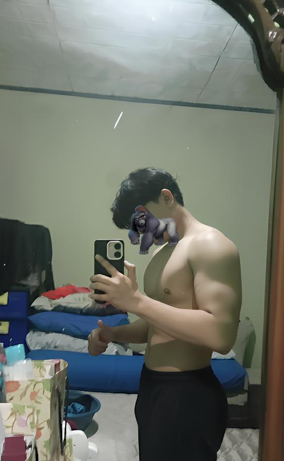 onlybraaa's tweet image. kata nyokap "jangan gede gede badannya, kayak Tukang pukul" 😭😔