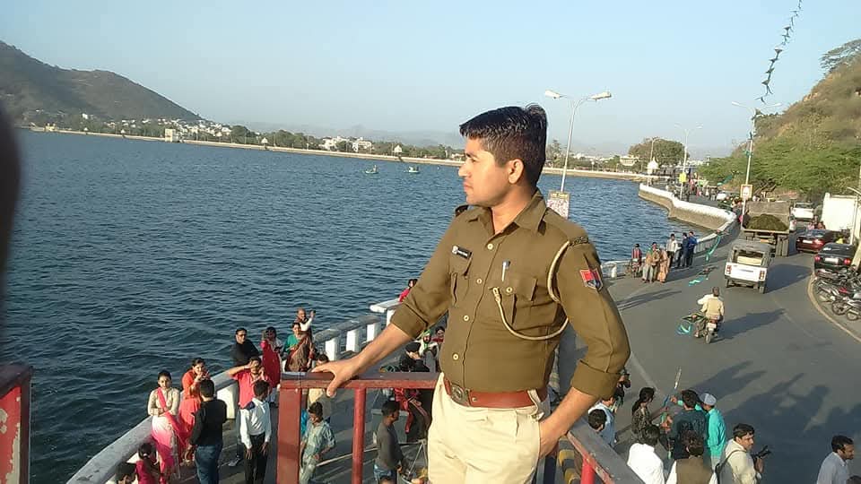 19 -20 की उम्र हो ओर विश्व प्रसिद्ध उदयपुर जैसे शहर की नौकरी हो, बदन पर राजस्थान पुलिस की वर्दी हो   🤗🤗🤗🤗💐