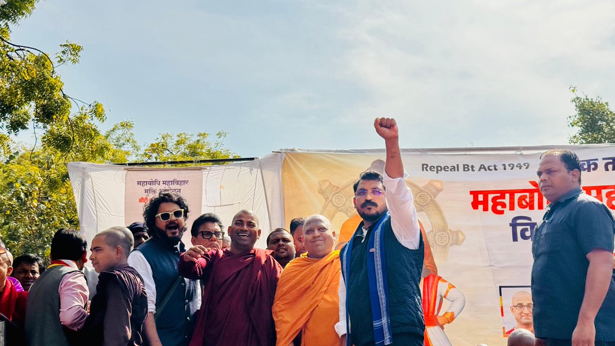 DeepakRajASP's tweet photo. आज जंतर-मंतर पर महाबोधि महाविहार, बोधगया की मुक्ति तथा बीटी एक्ट 1949 को रद्द करने की मांग को लेकर नगीना सांसद, @BhimArmyChief भाई चंद्र शेखर आजाद जी अपनों के बीच। https://t.co/2v5GhHmKvH