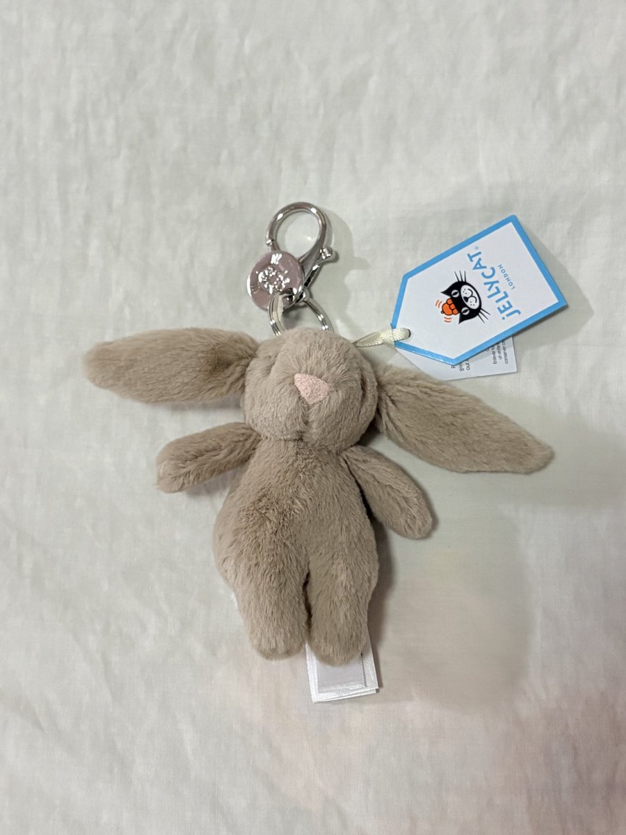 junely_co's tweet photo. Bartholomew Bear - Tiny size 🧸
1,100.-

Bashful Beige Bunny Bag Charm 🐰
พวงกุญแจน้องกระต่าย���ุดฮิต
1,200.-

ราคานี้ดีมากๆ พิเศษสุดๆสำหรับวาเลนไทน์นี้เลยค่า 💘💘

#พร้อมส่ง #jellycat #Valentines https://t.co/cNZ2iRQXvr