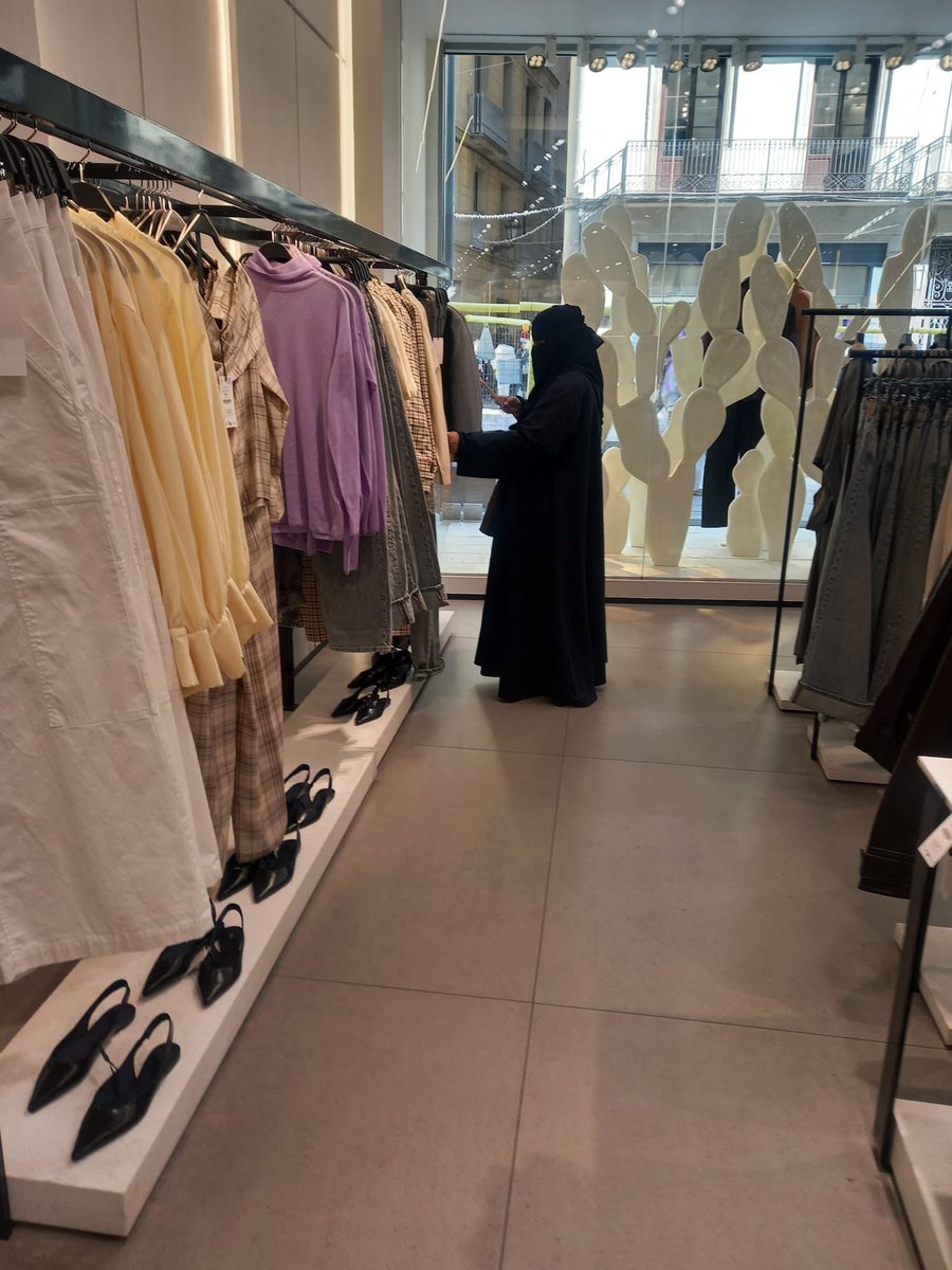 Barcelona un 12 de Febrer del 2026. No es pot entrar amb casc ni passamuntanyes als recintes tancats per seguretat però sí amb burca o niqab. Cal la seva immediata prohibició per garantir la nostra seguretat.
