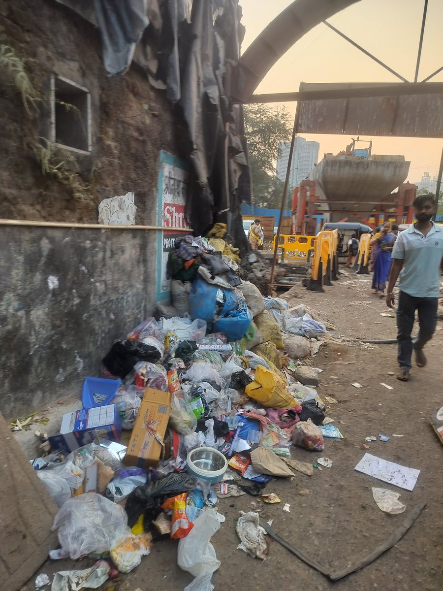 rahulsince1997's tweet photo. @mybmc at Jai bhim nagar gate, Santosh Nagar, Goregaon East. Everyday residential people throw their garbage on the road and don't give it to the bmc cleaners who visit every morning. Requesting you to fine penalty to everyone who throws this garbage. https://t.co/7rv4Ou5TpT