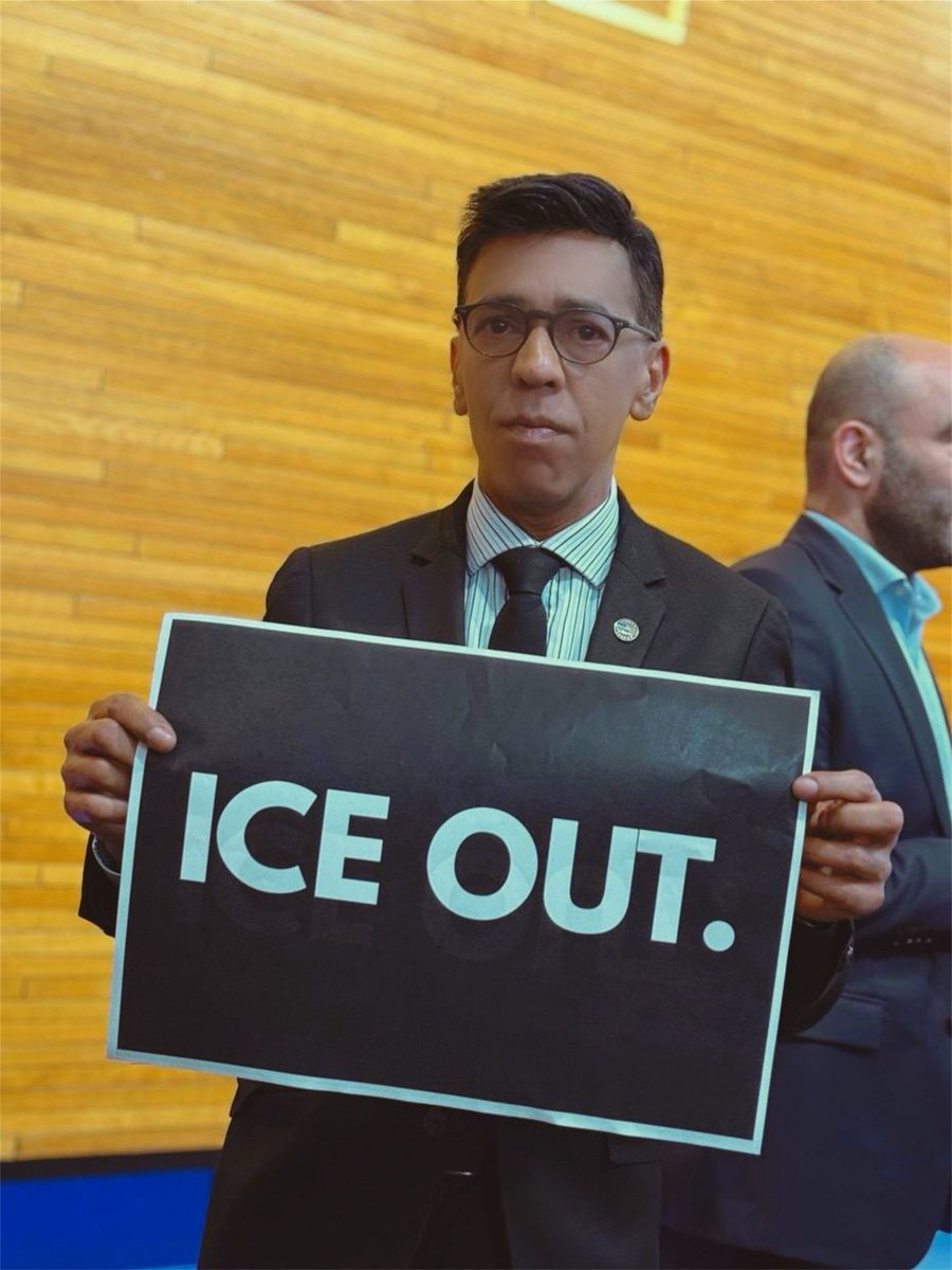 younousomarjee's tweet image. 🔴 Au Parlement européen à Strasbourg . 
Action pour exprimer notre très vive préoccupation devant la situation aux États -Unis. Et les reculs en matière des libertés et de l’état de droit @Left_EU