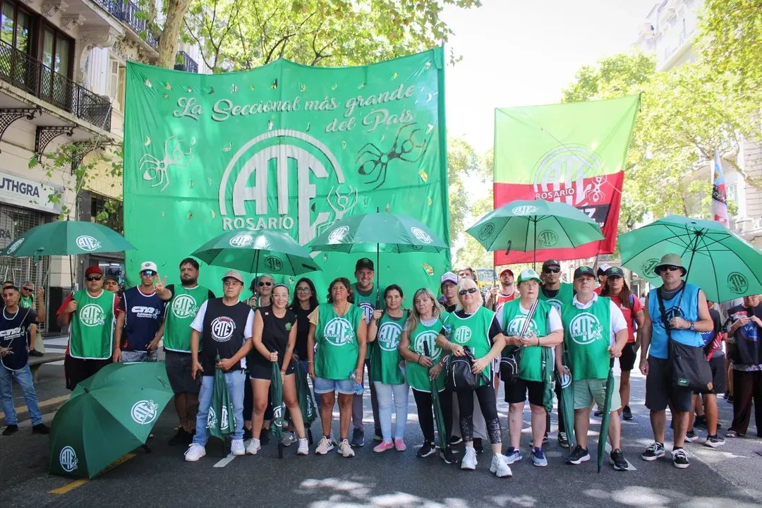 #NoALaReformaLaboral 
😡Protesta en las calles, entrega en el palacio 

 🗣️“La lucha sigue, vamos a continuar en las calles defendiendo los derechos”, dijo la Secretaria General de ATE Rosario, Lorena Almirón.

👁️‍🗨️Nota completa:
aterosario.org.ar/protesta-en-la…
