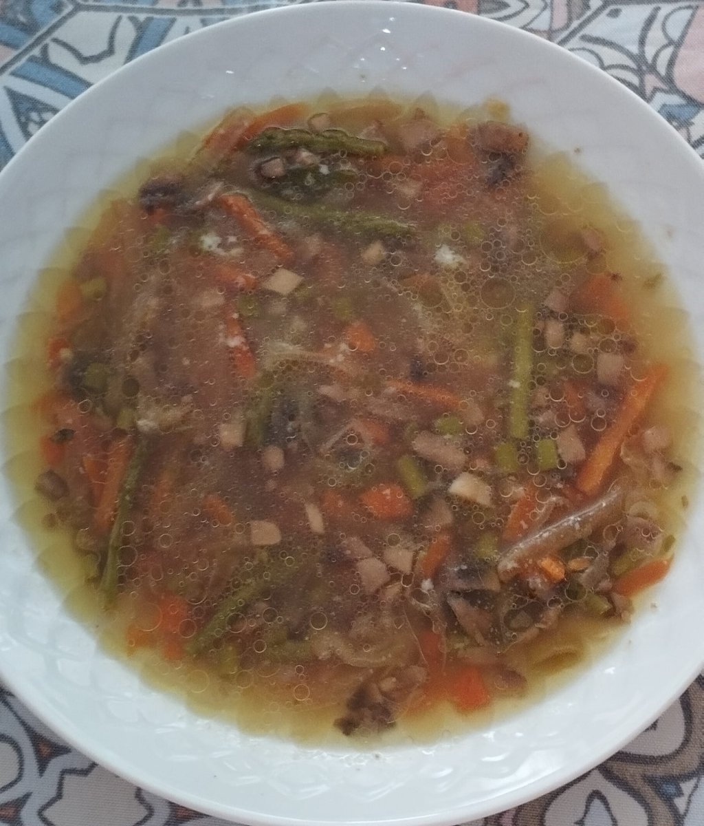 Remando la semana. Sopa de verduras y unos fritos de rape, siguiendo el modelo de fritura {la Chef ejecutiva dixit) es siguiendo al "único" <a href="/EVernacci/">Eric Vernacci</a> . Y estaba muy bueno.