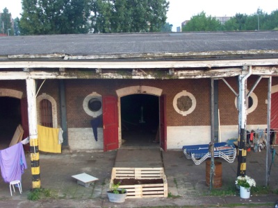 Waarom de mensen niet naar je cafe komen, omdat we nog herinneren dat er monumentale douaneloodsen stonden, oftewel "een oud gebouw" dat onder artikel 19 WRO wel weg kan omdat het bestemmingsplan nog van Seyss Inquart is. 
Je stemt geen #PVDA of #groenlinks hoor denk erom