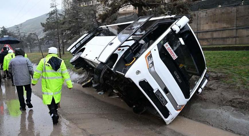 Isparta'da cezaevi ring aracı devrildi