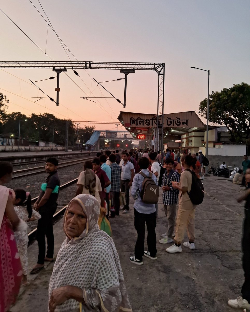 SUDIPTA199711's tweet photo. @AshwiniVaishnaw @RailMinIndia @JayantaRoyJPG @RailNf @drm_kir @EasternRailway @drmsdah @RailwaySeva Sir, I Draw To Close Your Attention, Please Extend 15721/22 DGHA Exp, 15463/64 BLGT Exp, 19601/02 UDZ Exp Upto Haldibari(HDB) Station, Daily Run Of 12363/64 KOAA-HDB Exp is Needed https://t.co/eq9fgCCpjJ