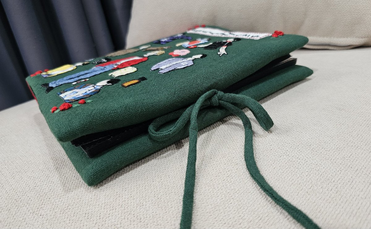 งานปักปกแฟ้มสะสมการ์ด ความทรงจำดีๆอยู่ทั้งในเล่มและหน้าปกเลยค่ะ 🥰