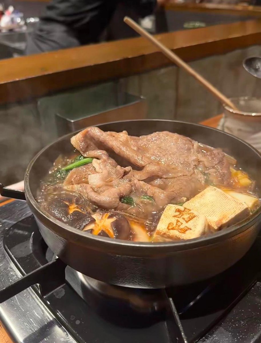 dhgrr758's tweet photo. 19時過ぎにそのまま入店。
雰囲気もよくて、接客も本当に丁寧で気分まで上がる☺️
8,000円のコースにしたけど大満足。
牛肉好きにはたまらない内容。
〆の柚子アイスがちょうどよくて最高🍨 https://t.co/8HtujvXzOR