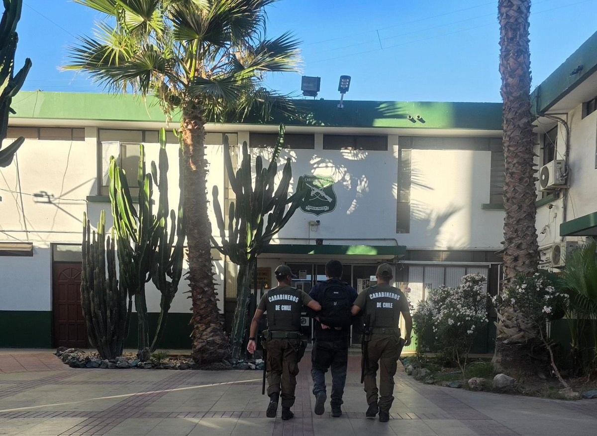 CarabIIIRegion's tweet image. Durante los servicios preventivos del personal de la 5° Comisaría #COP Atacama, por el casco histórico en #Copiapó, se procedió a la detención de un 👨🏻 que se encontraba discutiendo con otra persona y lo agredió con un golpe de puño en el rostro.
#OrdenyPatria