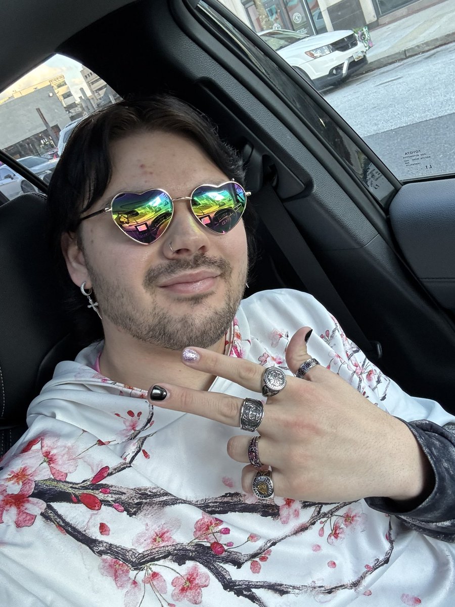 Okay you know what the baby face with the long hair might actually go crazy…

Idk if i prefer facial hair or baby face but they’re close😌.

Ahhhhhhhh