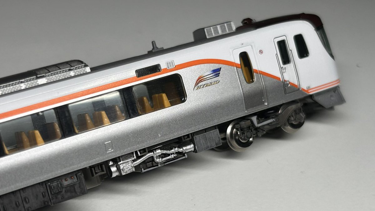 iko_0179's tweet photo. HC85 （D1 / D201 / D 105 ）　完成

エンジン塗り分けや給油口色差しなど気動車らしい加工を行いました。
ハイブリッド車なので床下は313や315に似た塗装にしました。
D1にはグリーン車マークをインレタにて表現。 https://t.co/cwPiu0ofcg