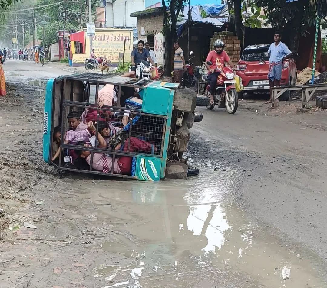 gemsofbabus_'s tweet photo. The most dangerous thing on Indian Roads. 🙏 https://t.co/e9MywYnraT