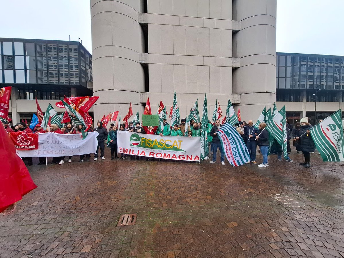 🟢 📢 #12febbraio Giornata di #sciopero nazionale per le circa 1.500 lavoratrici e lavoratori del Gruppo #Realco (Sigma). Il presidio a Bologna, in concomitanza con il tavolo di crisi convocato dalla Regione Emilia-Romagna. La mobilitazione, proclamata dalla #FisascatCisl e dalle