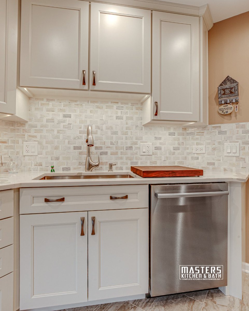 Masters_K_Bath's tweet image. Under-cabinet lighting is one of the most effective upgrades you can make in a #kitchen.
It provides focused light exactly where you need it, on #countertops used for prep, cooking, and cleanup, while reducing shadows created by overhead fixtures. 
masterskitchenbath.com