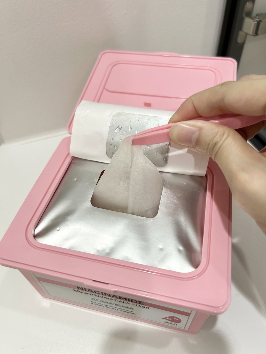 ใครที่ชอบมาส์กหน้าทุกวันมาทางนี้ ชีทมาส์ก Skintific อันนี้ถูกและดีมากๆ แผ่นมาส์กแนบผิวสนิท ซึมไว ไม่เหนอะผิว ใช้ต่อเนื่องกันผิวชุ่มชื้น กระจ่างใสขึ้นมากก แล้วคุ้มจริงง 1 กล่องมี 30 แผ่น ใช้กันไปแบบจุกๆเลยย💖✨