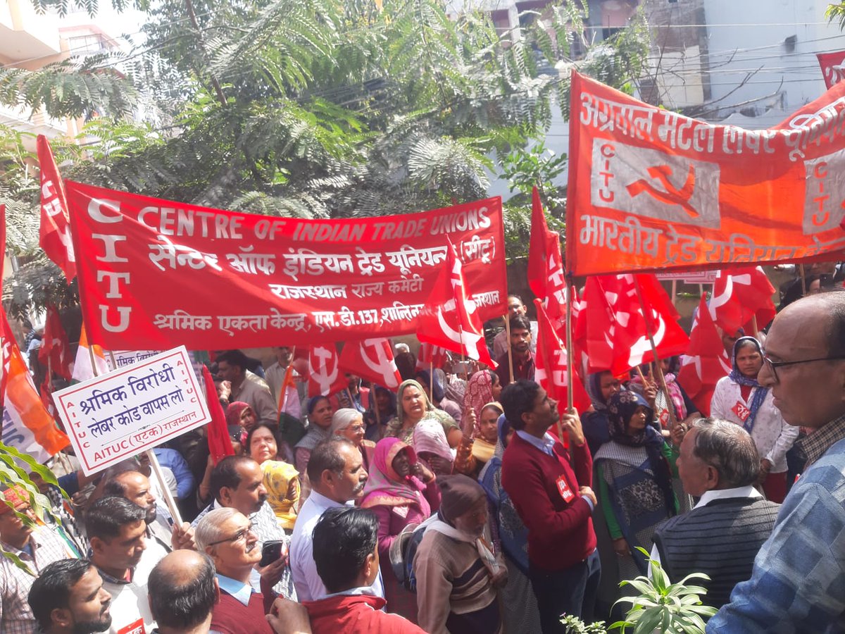 केंद्र सरकार द्वारा मजदूरों हितों के खिलाफ लागू  लेबर कोड वापस लेने हेतु आज रेलवे स्टेशन, जयपुर से श्रम आयुक्त कार्यालय शांति नगर जयपुर तक बहुत बड़ी रैली निकाली गई ।  जिसमें हजारों मजदूरों ने भाग लिया । केंद्र सरकार को लेबर कोड वापस लेना होगा ।
#boycottlabourcode