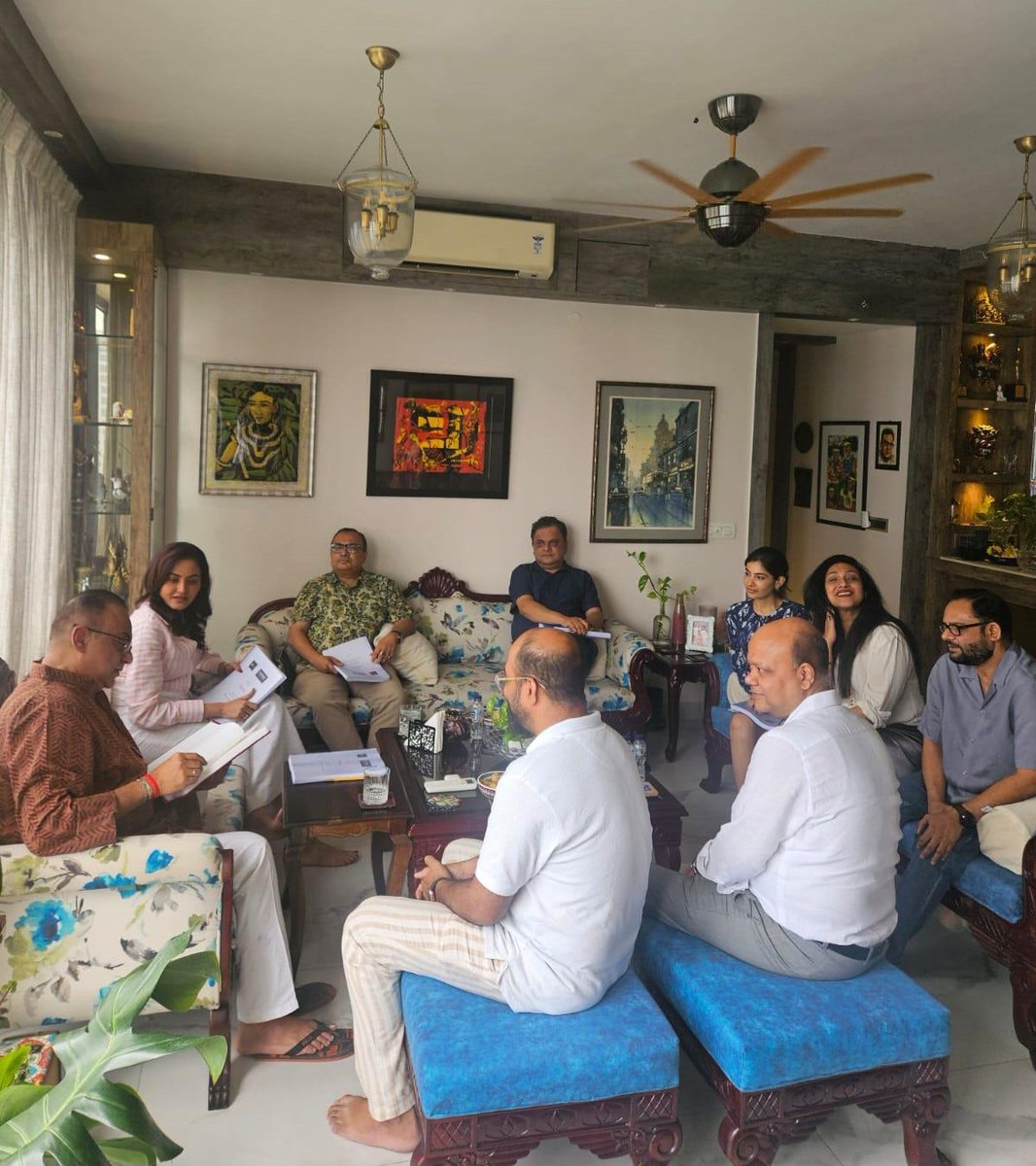 KunalGhoshAgain's tweet photo. কর্পূর। প্রথম অধিবেশন। চিত্রনাট্য পড়ছেন পরিচালক অরিন্দম শীল। রয়েছেন ব্রাত্য বসু, ঋতুপর্ণা সেনগুপ্তসহ অভিনেতা অভিনেত্রীরা, প্রযোজক ফিরদৌসল হাসান, দীপক বাজাজ প্রমুখ। https://t.co/uj2NPim5MX