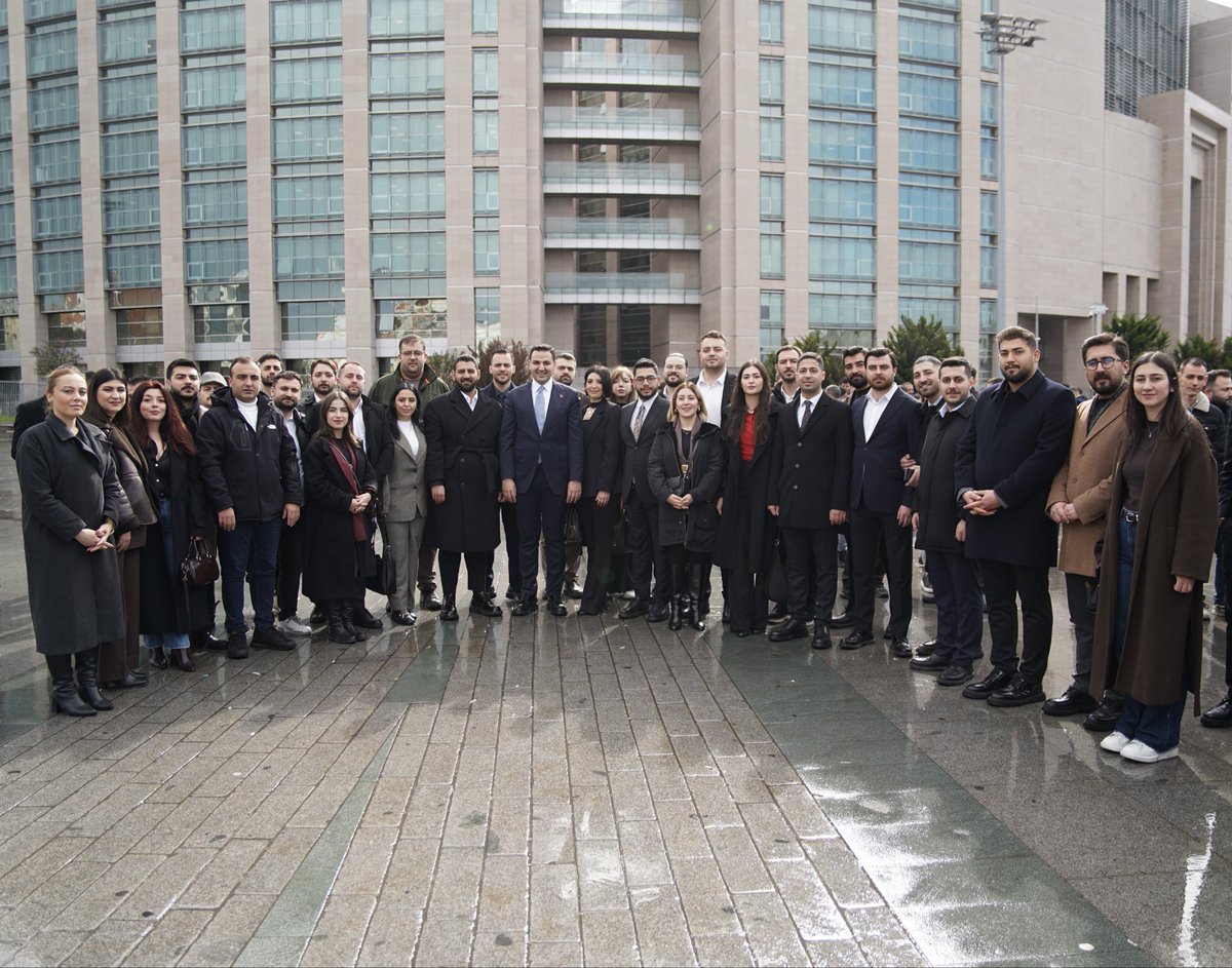 📍Çağlayan

Marmara Gençlik Örgütlerimiz ile birlikte Gençlik Kolları Genel Başkanımız Cem Aydın’ın duruşmasındaydık. Bu günler tarihe kara bir leke olarak geçecek fakat kazanan cesaretle bu ülkenin yarınları için mücadele eden gençler olacak. 

Gençlik susturulamaz, Gençliğin