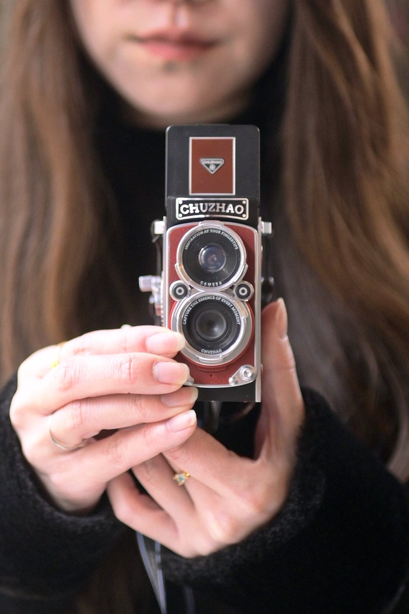 二眼レフ風の小さなデジタルトイカメラを買ってみた。

縦横比率1:1の静止画像と、動画も撮れるんだけど、このトイカメラを撮ったライカスマホの画質の方が良いみたい。