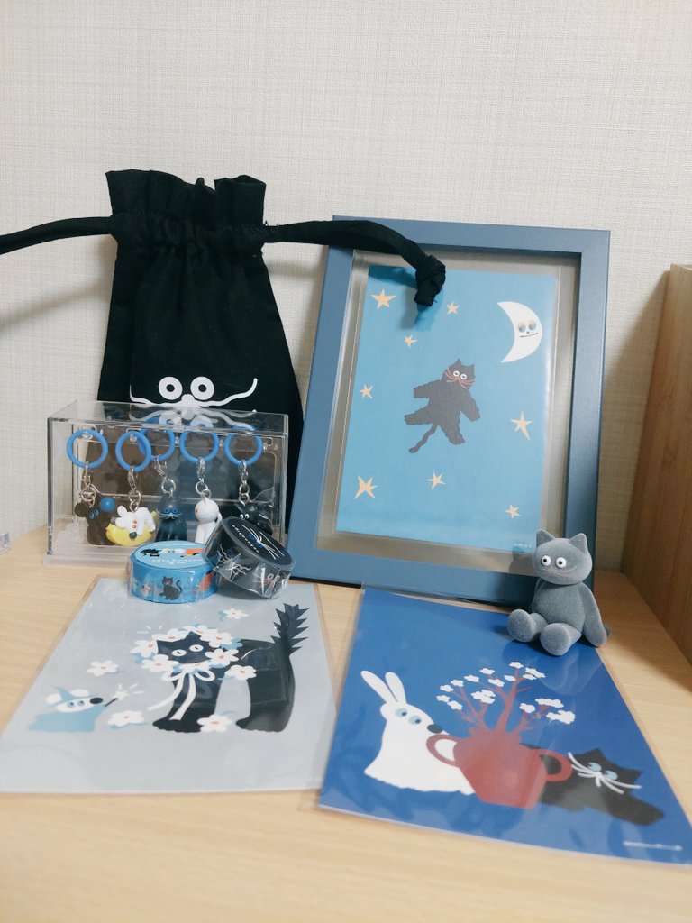 umaoさんの来たー！
ポストカードかわいい！即席の額縁でもかわいい。マステも最高！！
ステッカーのねこちゃん買えなかったのでいつか絶対に！
前に買った巾着とめじるしも🐈‍⬛🌙
<a href="/shimauma0/">umao</a>