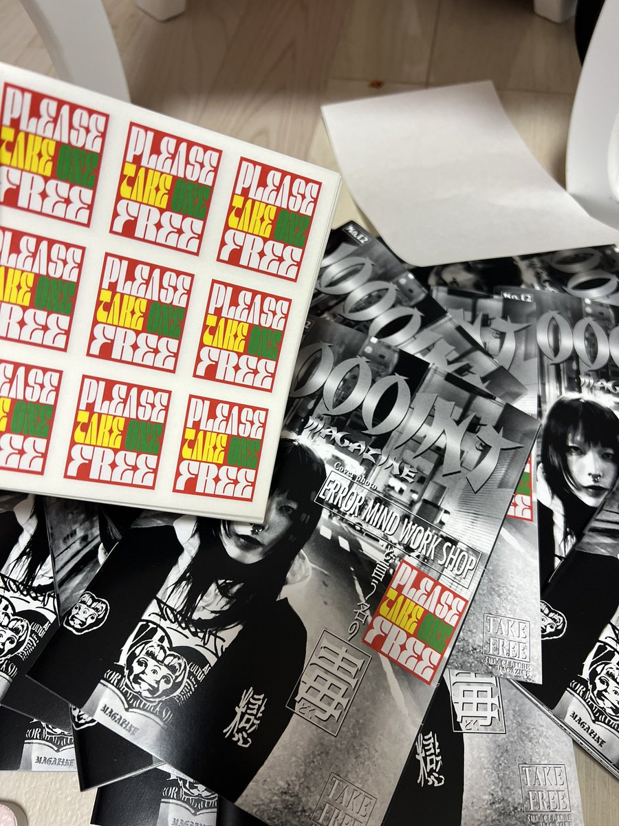 お店に置いてもらう所に"PLEASE TAKE ONE FREE"の再剥離シールを内職中！