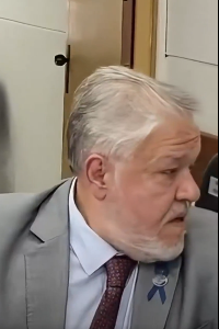 QUE LAMENTABLE EL PRESIDENTE DEL IPS

Justificando la cantidad extraordinaria de ABOGADOS nombrados y contratados del IPS

Entre ellos claro...el mismo YERNO de Alliana.

Esto es una tomadura de pelo.
Caja chica y botin de la ANR