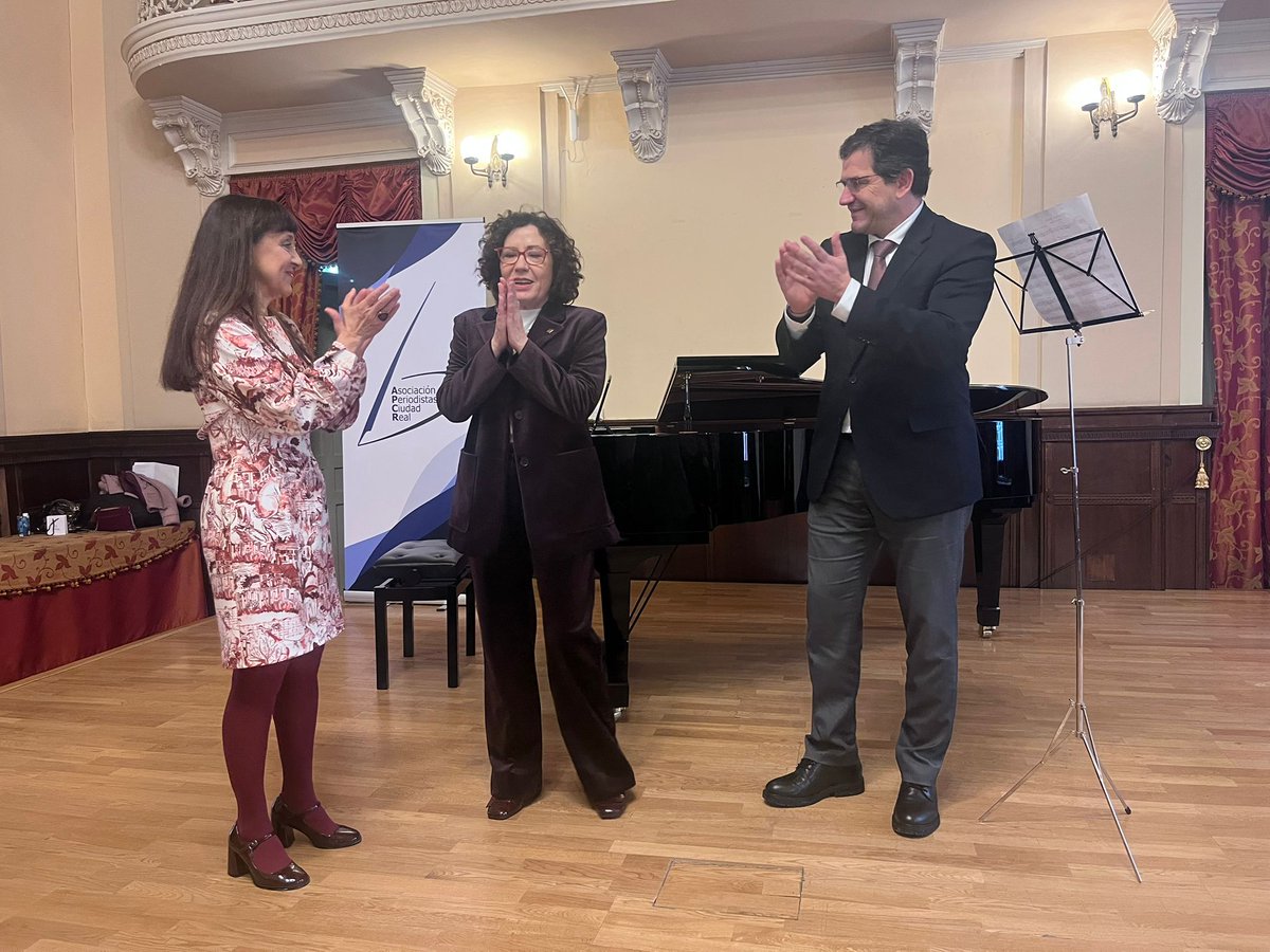 Laura Espinar <a href="/LauraEspinarS/">Laura Espinar</a> recibe la sexta Insignia de Oro de la APCR, patrocinada por la Diputación de Ciudad Real.
Un reconocimiento a su trayectoria y compromiso con el periodismo y con la provincia. 
Fue la primera mujer Directora del Diario Lanza.

#PremiosAPCR