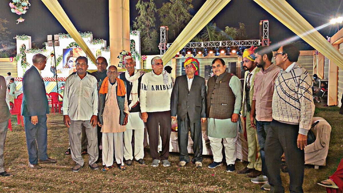 टांक वाटिका, हिंडोली में श्री शिवलाल जी शर्मा के सुपुत्र के विवाह समारोह में सम्मिलित होने का सौभाग्य मिला। आत्मीय स्वागत व स्नेह के लिए शर्मा परिवार का हृदय से आभार।
वर–वधू को सुखमय व समृद्ध दांपत्य जीवन की शुभकामनाएँ।
#विवाह_समारोह