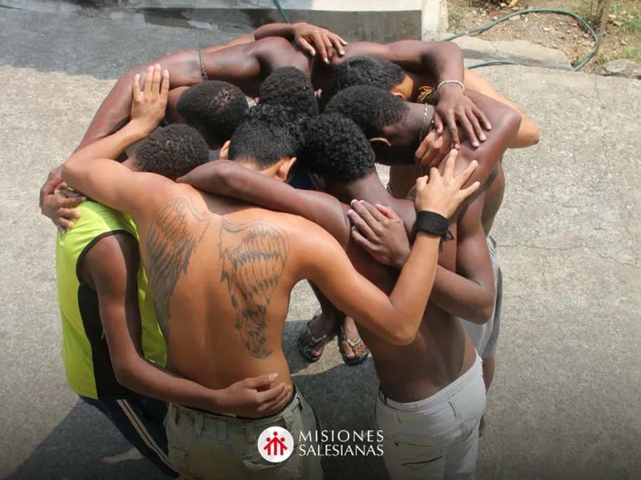 Espanha — Educação devolve o futuro a #crianças e adolescentes vítimas do #recrutamentoarmado

infoans.org/pt/secoes/noti…