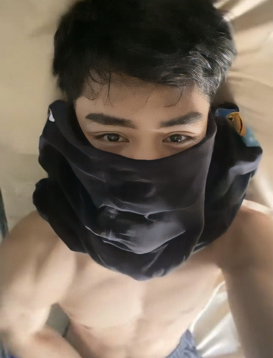 DeezNutsUncut's tweet photo. innocent eyes, but fucks hard 😈😳 https://t.co/o4n2s6hITK