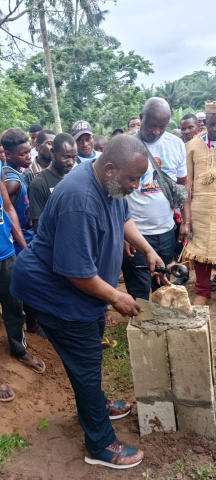 L'homme fort du Kongo Central frappe encore,  il faut être <a href="/HTsundu/">Honorable Jonas Tsundu</a> pour faire ça. Jonas Tsundu Tsundu est l'homme qui fait la fierté de notre parti <a href="/uncrdc/">UNC_RDC Officiel</a>
<a href="/BillyKambale1/">Billy Kambale</a> , <a href="/Bibishe6/">Bibishe Pascaline N</a>