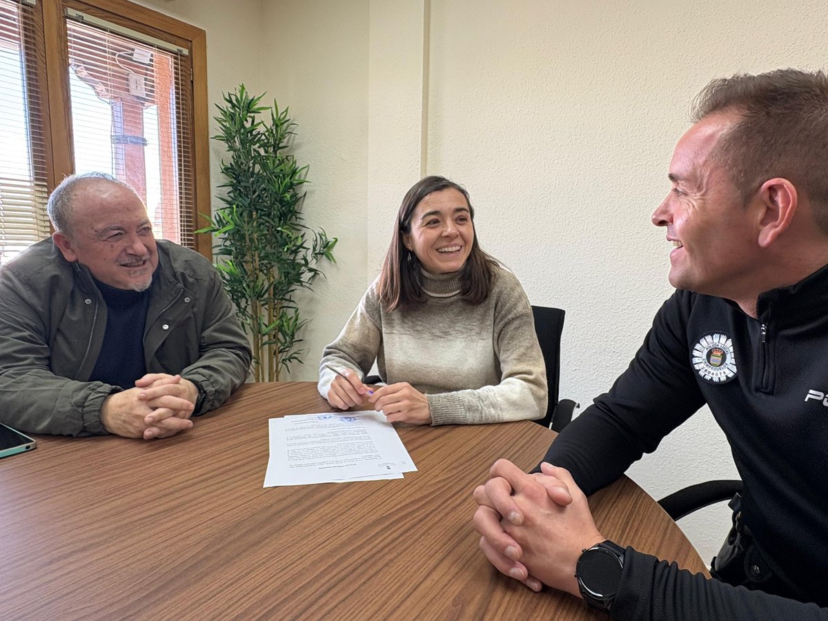 Hoy junto a Alberto, he firmado su toma de posesión, como nuevo oficial que se incorpora a la plantilla de Policía Local de Ciempozuelos - Madrid

Bienvenido y buen trabajo en las calles de Ciempozuelos! 

#seguridad #avanzamos