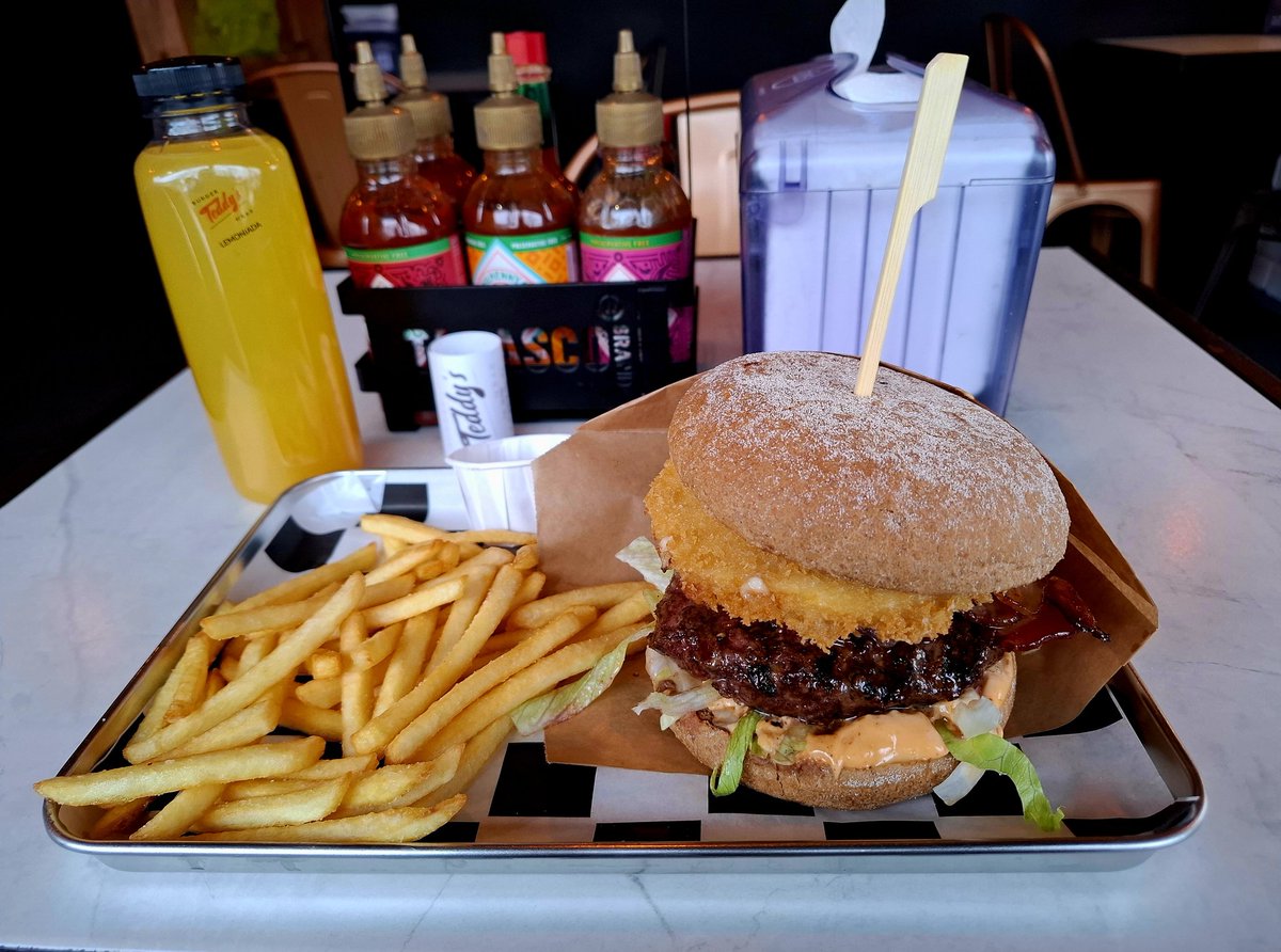 Nikogo to najpewniej nie interesuje, ale chcę być w trendach na bieżąco. 
Otóż pączków zero, choć pracodawca zadbał, ale najpierw dobrze okraszone skwarkami ruskie z córą, potem potężny pogromca drwala na ostro w Teddy's. 
Klawy mięsopust, proszę ja was.