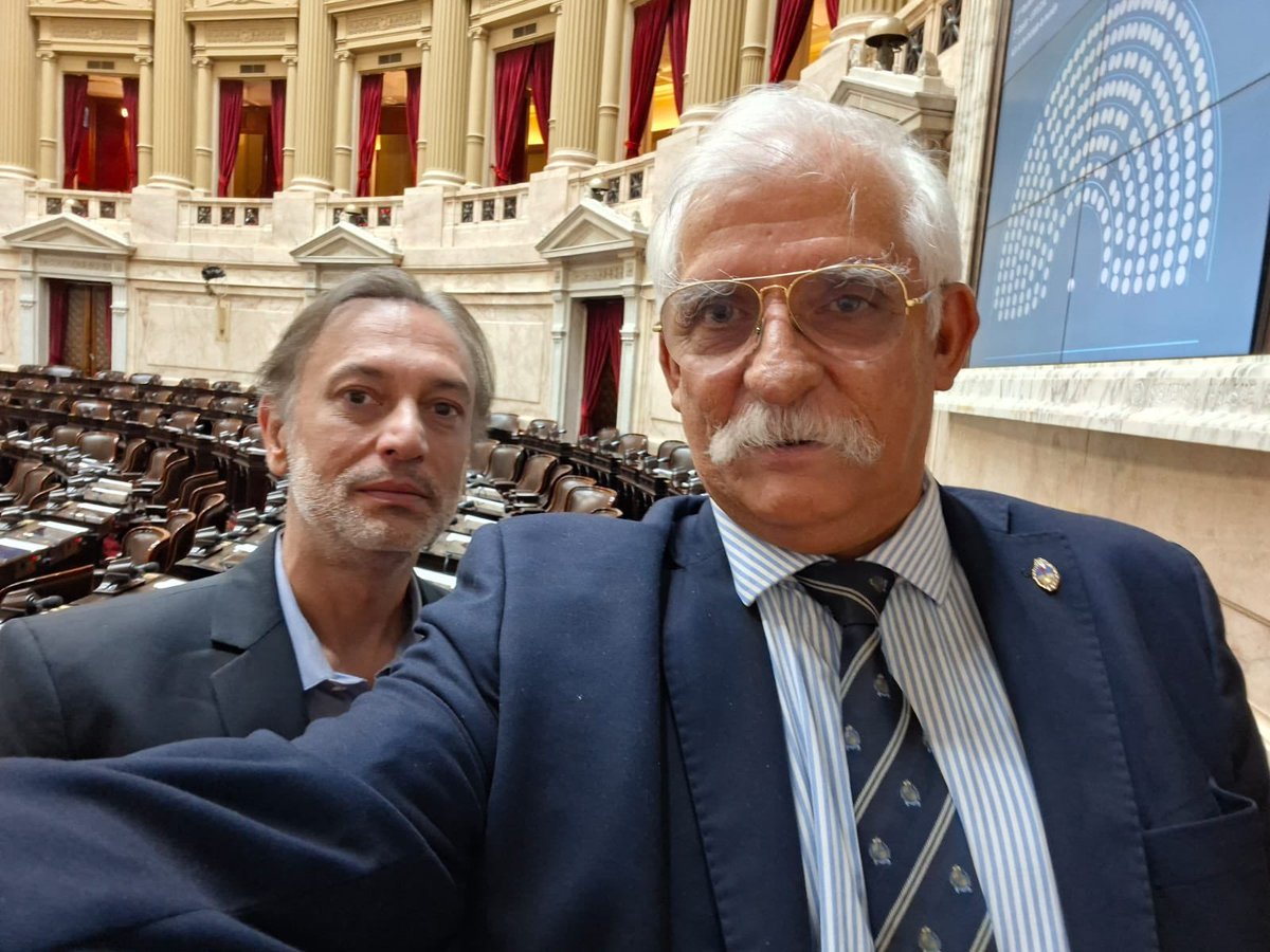 Sabes que va a ser un mal día para los kukas cuando los dos primeros diputados en llegar al recinto se ven así: