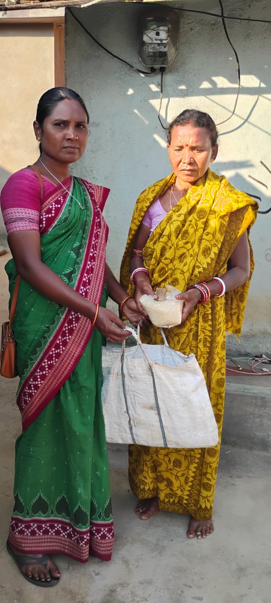 KalahandiNvs's tweet image. ରାୟଗଡ଼ା ଜିଲ୍ଲା ବିଷମକଟକରେ ହେବାକୁଥିବା ‘ଗ୍ରାମୀଣ ଚର୍ଚ୍ଚା’ ନିମନ୍ତେ ନାଗରିକ ବିକାଶ ସଂଗଠନ ପକ୍ଷରୁ କଳାହାଣ୍ଡି ଜିଲ୍ଲା କେସିଙ୍ଗାର ଗାଁ ଗାଁରେ ବ୍ୟାପକ ପ୍ରସ୍ତୁତି ଓ ଜନସମ୍ପର୍କ ଜାରି ରହିଛି। ସଫଳ ଆୟୋଜନ ପାଇଁ ଗ୍ରାମବାସୀ ଶାଢ଼ୀ ଚାଉଳ ଓ ପନିପରିବା ପ୍ରଦାନ କରି ସହଯୋଗ କରୁଛନ୍ତି। @Atmashakti3 #GrameenCharcha 
#Rayagada